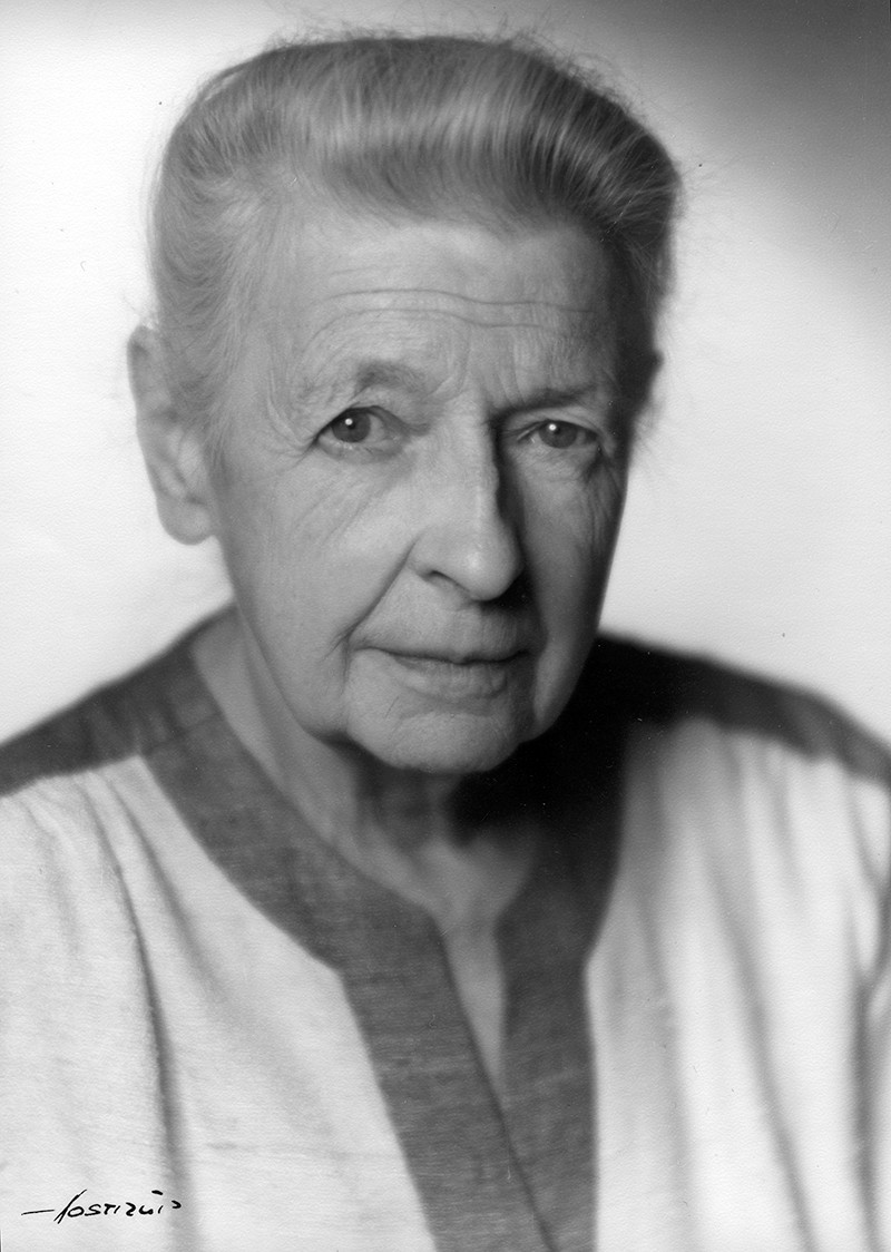 Eine scharz-weiß Aufnahme von Clara E. Müller. Sie hat die Haare hochgesteckt und trägt ein schlichtes Oberteil.