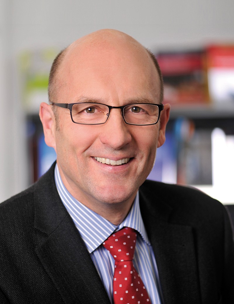 Dipl.-Ing. Thomas H. Morszeck, ehemaliger Institutsleiter des Fraunhofer IRB, blickt freundlich lächelnd in die Kamera.